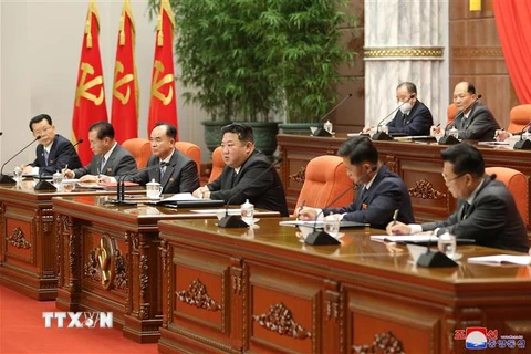 Nhà lãnh đạo Triều Tiên Kim Jong-un (giữa) tại phiên họp toàn thể lần thứ 5 Ban chấp hành Trung ương Đảng Lao động Triều Tiên khóa 8 ở Bình Nhưỡng. (Ảnh: KCNA/TTXVN) 