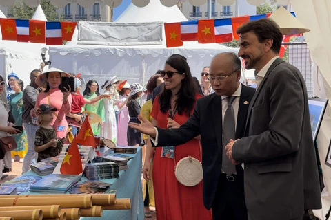 Thị trưởng thành phố Lyon Grégory Doucet và Đại sứ Việt Nam tại Pháp Đinh Toàn Thắng tham quan gian hàng Việt Nam tại Ngày hội Lãnh sự. (Ảnh: Thu Hà/PV TTXVN tại Pháp)