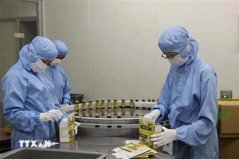 Đóng gói sản phẩm ở một nhà máy của Công ty Dược phẩm JPS (Nhật Bản). (Ảnh: Đào Thanh Tùng/TTXVN) 