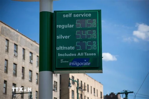 Giá xăng niêm yết tại trạm xăng ở New York, Mỹ, ngày 10/6/2022. (Ảnh: THX/TTXVN) 