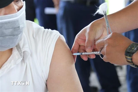 Đông đảo Công ty trách nhiệm hữu hạn Juki Việt Nam (khu chế xuất Tân Thuận, Quận 7, Thành phố Hồ Chí Minh) tiêm vaccine nhắc lại phòng COVID-19. (Ảnh: Thanh Vũ/TTXVN) 