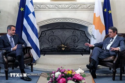 Thủ tướng Hy Lạp Kyriakos Mitsotakis (trái) tại cuộc gặp với Tổng thống Cộng hòa Cyprus Nicos Anastasiades ở Nicosia, ngày 17/6/2022. (Ảnh: AFP/TTXVN) 