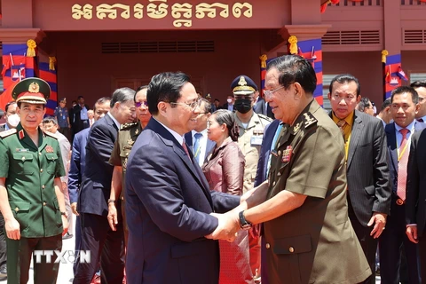 Thủ tướng Campuchia Samdech Techo Hun Sen tiễn Thủ tướng Phạm Minh Chính và các thành viên đoàn Việt Nam. (Ảnh: Dương Gian/TTXVN) 