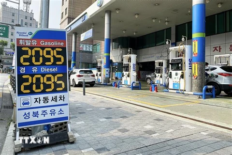 Giá xăng và dầu tại Trạm xăng tự phục vụ ở quận Seongbuk, Seoul được niêm yết bằng nhau ở mức 2.095 won/lít. (Ảnh: Anh Nguyên/TTXVN) 