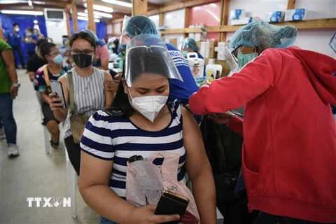 Tiêm vaccine ngừa COVID-19 cho người dân tại Manila, Philippines. (Ảnh: AFP/TTXVN) 