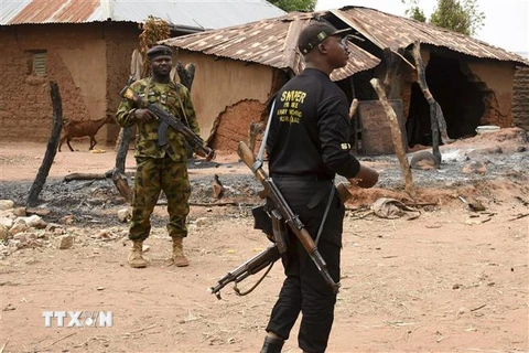 Nhân viên an ninh gác tại một ngôi làng ở Nigeria. (Ảnh: AFP/TTXVN) 