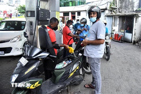 Người dân bơm xăng cho phương tiện tại trạm xăng ở Colombo, Sri Lanka, ngày 24/5/2022. (Ảnh: THX/TTXVN) 