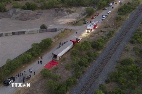 Hiện trường phát hiện thi thể người nhập cư trong xe thùng đầu kéo ở San Antonio, bang Texas, Mỹ ngày 27/6/2022. (Ảnh: THX/TTXVN) 
