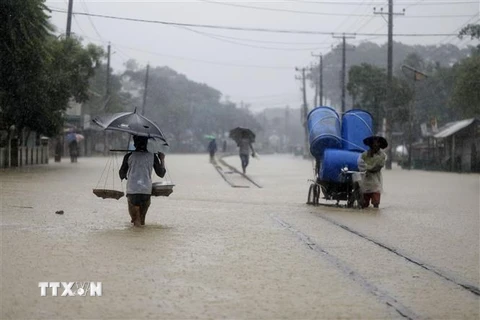 Cảnh ngập lụt tại Sylhet, Bangladesh. (Ảnh: THX/TTXVN) 