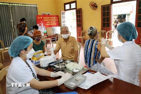 Nhân viên y tế tiêm vaccine ngừa COVID-19 cho người dân. (Ảnh: Nguyễn Chinh/TTXVN) 