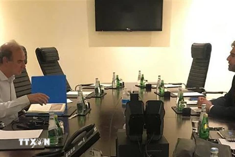 Đặc phái viên EU Enrique Mora (trái) và trưởng đoàn đàm phán hạt nhân Iran Ali Bagheri Kani tại cuộc gặp ở Doha, Qatar, ngày 28/6/2022. (Ảnh: AFP/TTXVN) 
