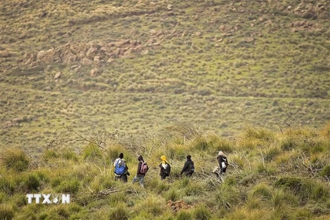 Người di cư tìm cách vượt biên từ Maroc sang vùng lãnh thổ Melilla của Tây Ban Nha, gần Nador, ngày 4/3/2022. (Ảnh: AFP/TTXVN) 