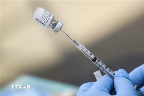 Nhân viên y tế chuẩn bị mũi tiêm vaccine phòng COVID-19 tại một điểm tiêm chủng ở Los Angeles, bang California, Mỹ, ngày 7/8/2021. (Ảnh: AFP/TTXVN) 