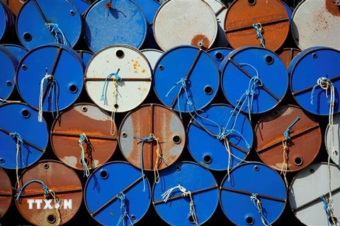 Các thùng dầu thô tại cơ sở của Tập đoàn Năng lượng Vermilion thuộc Canada ở Parentis-en-Born, Pháp. (Ảnh: REUTERS/TTXVN) 