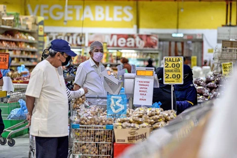 Người dân mua sắm tại một siêu thị ở Malaysia. (Nguồn: theborneopost.com) 