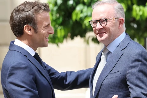 Tổng thống Pháp Emmanuel Macron và Thủ tướng Australia Anthony Albanese. (Nguồn: smh.com.au) 