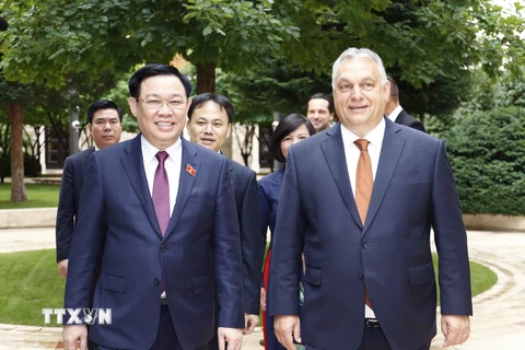 Thủ tướng Hungary Viktor Orbán đón Chủ tịch Quốc hội Vương Đình Huệ. (Ảnh: Doãn Tấn/TTXVN) 