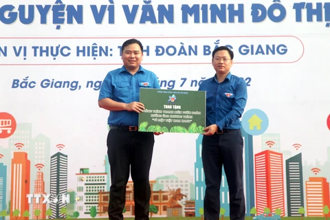 Đại diện Trung ương đoàn trao biểu trưng tặng công trình thanh niên Vườn đoàn cho tỉnh Bắc Giang. (Ảnh: Đồng Thúy/TTXVN) 