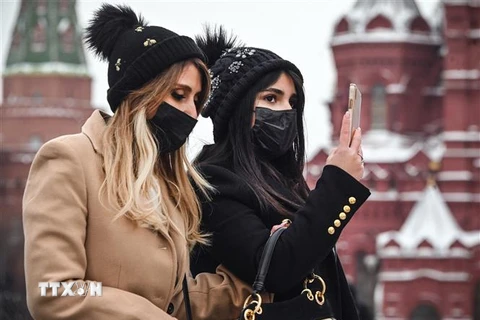 Người dân đeo khẩu trang phòng dịch COVID-19 tại Moskva, Nga. (Ảnh: AFP/TTXVN) 