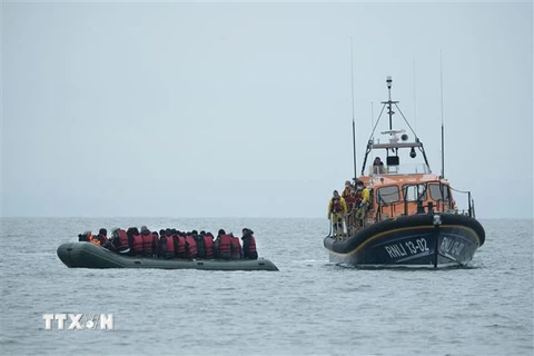 Người di cư được lực lượng cứu hộ giải cứu và đưa về bờ biển phía Đông Nam nước Anh, sau khi băng qua eo biển Manche ngày 24/11/2021. (Ảnh: AFP/TTXVN) 