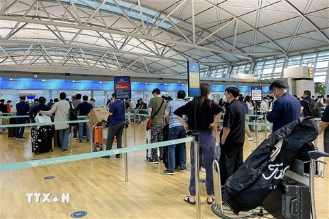 Hành khách xếp hàng dài làm thủ tục chuyến bay quốc tế tại sân bay Incheon, Hàn Quốc. (Ảnh: Anh Nguyên/TTXVN) 