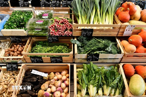 Một quầy bán rau củ quả tại siêu thị ở Saintes, miền Tây Pháp. (Ảnh: AFP/TTXVN) 