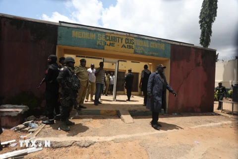 Lực lượng an ninh gác bên ngoài Trung tâm giam giữ Kuje tại Abuja, Nigeria, sau khi xảy ra vụ tấn công ngày 6/7/2022. (Ảnh: AFP/ TTXVN) 