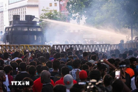 Cảnh sát phun nước để giải tán đám đông biểu tình ở Colombo, Sri Lanka, ngày 8/7/2022. (Ảnh: AFP/TTXVN) 
