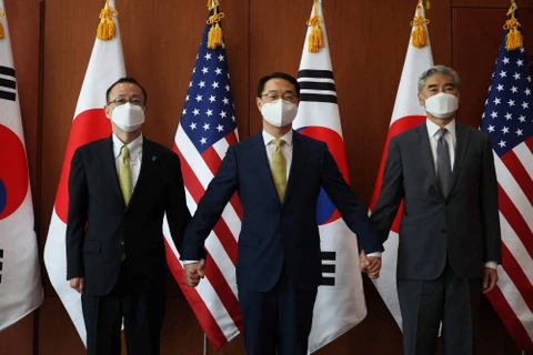 Đặc phái viên của Hàn Quốc về hòa bình và các vấn đề an ninh trên bán đảo Triều Tiên, ông Kim Gunn (giữa) đã có cuộc gặp với người đồng cấp Mỹ Sung Kim (phải) và người đồng cấp Nhật Bản Takehiro Funakoshi. (Nguồn: AFP) 