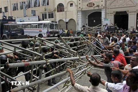 Người biểu tình cố phá rào chắn của cảnh sát trong cuộc biểu tình ở Colombo, Sri Lanka, ngày 6/7/2022. (Ảnh: AFP/TTXVN) 
