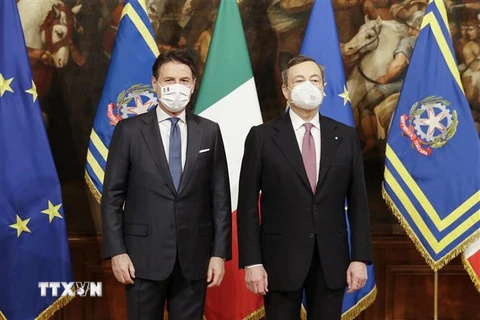Ông Giuseppe Conte, lãnh đạo M5S và Thủ tướng Mario Draghi. (Ảnh: AFP/TTXVN) 