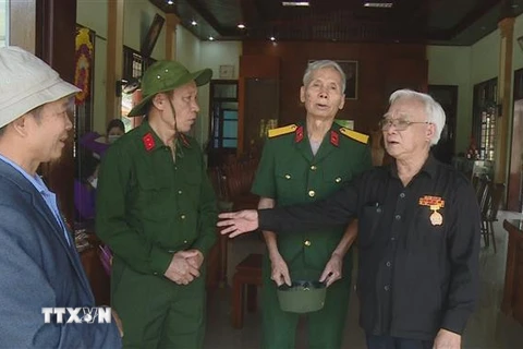 Các cựu chiến binh Sư đoàn 320 gặp mặt, trò chuyện với cựu chiến binh Ngô Quận (73 tuổi), Đội Trưởng Đội trinh sát An ninh vũ trang của huyện Hải Lăng (ngoài cùng bên phải) tại Thành cổ Quảng Trị. (Ảnh: TTXVN phát) 