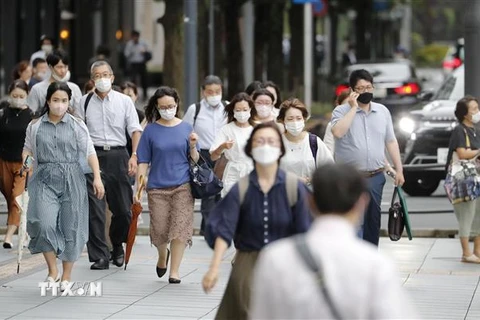 Người dân đeo khẩu trang phòng dịch COVID-19 tại Tokyo, Nhật Bản, ngày 13/7/2022. (Ảnh: Kyodo/TTXVN) 