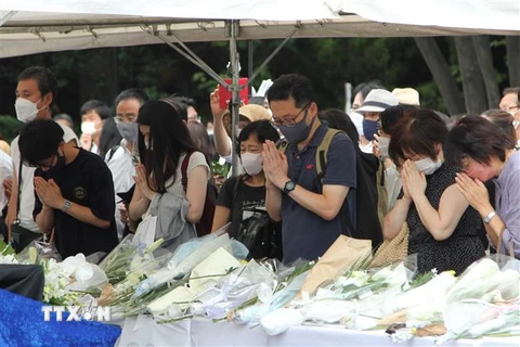 Người dân Nhật Bản bày tỏ lòng thành kính với cố Thủ tướng Abe Shinzo. (Ảnh: Đào Thanh Tùng/TTXVN) 