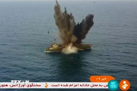 Hình ảnh được đăng phát trên kênh Truyền hình Nhà nước Iran ngày 21/12/2021 cho thấy tên lửa bắn trúng mục tiêu trong cuộc tập trận hải quân của Lực lượng Vệ binh Cách mạng Hồi giáo Iran (IRGC) tại vùng Vịnh. (Ảnh: AFP/TTXVN) 