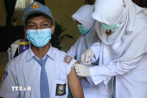 Tiêm chủng vaccine ngừa COVID-19 cho học sinh tại tỉnh Aceh, Indonesia. (Ảnh: AFP/TTXVN) 