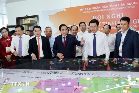 Thủ tướng Phạm Minh Chính xem mô hình quy hoạch tỉnh Hậu Giang. (Ảnh: Dương Giang/TTXVN) 