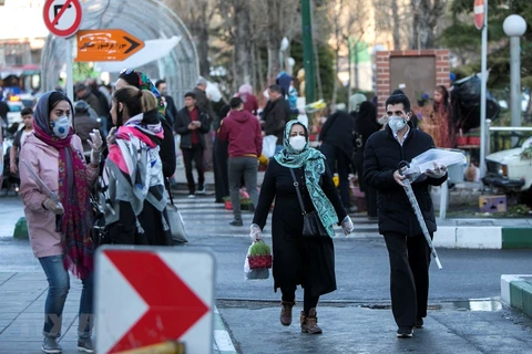 Người dân đeo khẩu trang để phòng tránh lây nhiễm COVID-19 tại Tehran, Iran. (Ảnh: THX/TTXVN) 