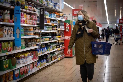 Người dân mua sắm tại một siêu thị ở London (Anh), ngày 13/2/2022. (Ảnh: AFP/TTXVN) 