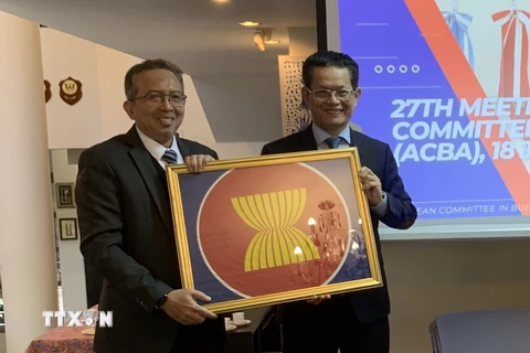 Đại sứ Malaysia Nur Azman Abdul Rahim (trái) chuyển giao chức Chủ tịch luân phiên ACBA cho Đại sứ Việt Nam Dương Quốc Thanh. (Ảnh: TTXVN phát) 