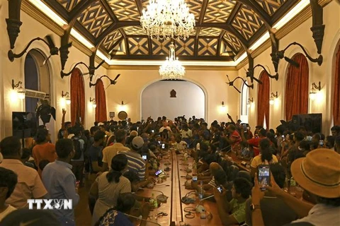 Người biểu tình tập trung bên trong Phủ Tổng thống ở Colombo, Sri Lanka ngày 10/7/2022. (Ảnh: AFP/TTXVN) 