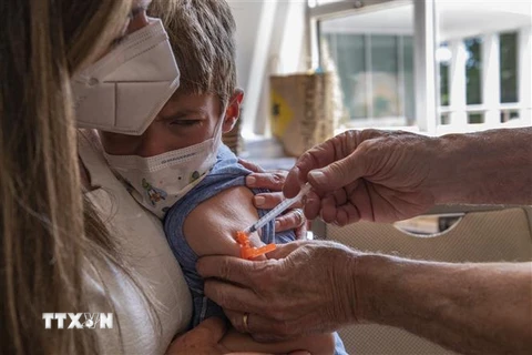 Tiêm vaccine phòng COVID-19 cho trẻ nhỏ. (Ảnh: AFP/TTXVN) 