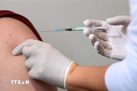 Nhân viên y tế tiêm vaccine phòng COVID-19 cho người dân tại Haar, Đức. (Ảnh: AFP/TTXVN) 