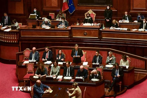 Thủ tướng Italy Mario Draghi (giữa) phát biểu tại một phiên họp của Thượng viện ở Rome. (Ảnh: AFP/TTXVN) 
