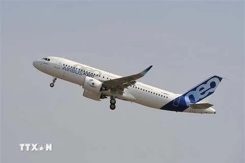 Máy bay A320neo của hãng Airbus thực hiện chuyến bay thử nghiệm tại Blagnac, Pháp. (Ảnh: AFP/TTXVN) 