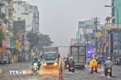 Đường Bạch Đằng, quận Tân Bình, Thành phố Hồ Chí Minh biến thành sông trong mưa. (Ảnh: Hồng Giang/TTXVN) 