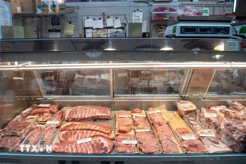Thịt lợn được bày bán tại một cửa hàng (Nguồn: AFP/TTXVN) 