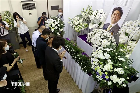 Người dân đặt hoa tưởng niệm cố Thủ tướng Nhật Bản Abe Shinzo tại Shimonoseki, tỉnh Yamaguchi ngày 12/7/2022. (Ảnh: Kyodo/TTXVN) 