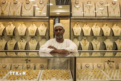 Trang sức vàng được bày bán tại Khartoum, Sudan. (Ảnh: AFP/TTXVN) 