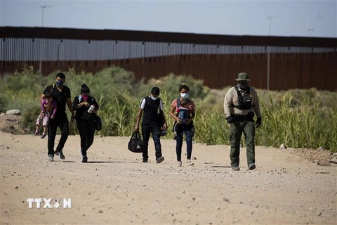 Lực lượng chức năng Mỹ bắt giữ người di cư bất hợp pháp vượt biên từ Mexico vào Mỹ tại Yuma, bang Arizona ngày 12/5/2021. (Ảnh: AFP/TTXVN) 
